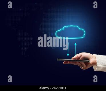 Weibliche Hand hält Mobiltelefon und virtuelle Cloud. Teilen von Informationen, Sichern, Herunterladen und Aktualisieren von Anwendungen Stockfoto