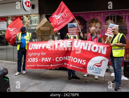 Felixstowe Dockers protestieren im Zentrum von London, Unit the Union, und kämpfen für eine Lohnerhöhung und bessere Bedingungen. England, Großbritannien, September 2022. Stockfoto