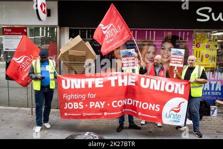 Felixstowe Dockers protestieren im Zentrum von London, Unit the Union, und kämpfen für eine Lohnerhöhung und bessere Bedingungen. England, Großbritannien, September 2022. Stockfoto