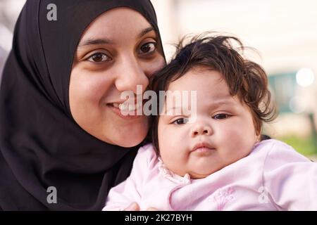 Mütter kleine Liebe. Eine muslimische Mutter und ihr kleines Mädchen. Stockfoto