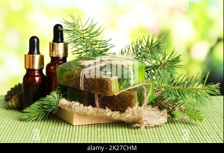 Handgemachte Seife und Meersalz auf grau Bambus Matte Stockfoto