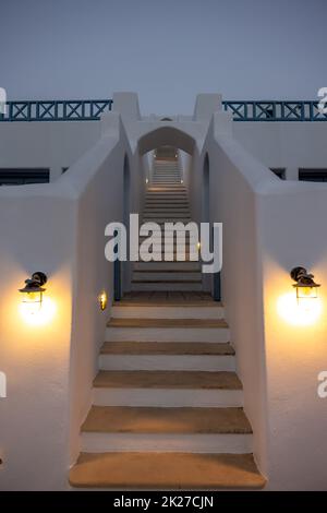 Schmale Steintreppen, ein traditionelles Stück Architektur auf der Insel Santorini. Stockfoto
