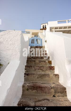 Schmale Steintreppen, ein traditionelles Stück Architektur auf der Insel Santorini. Griechenland Stockfoto