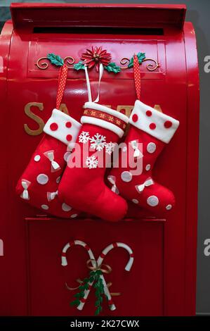 Roter weihnachtsmann-Briefkasten Stockfoto