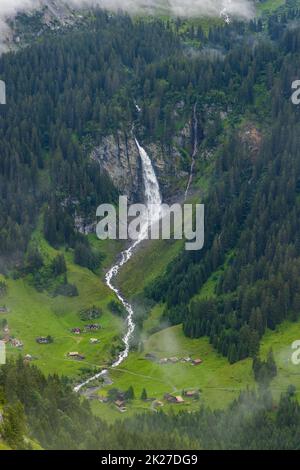 Typische Alpenlandschaft mit Wasserfällen (Niemerstafelbachfall), Schweizer Alpen bei Klausenstraße, Spiringen, Kanton Uri, Schweiz Stockfoto