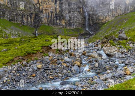 Typische Alpenlandschaft mit Wasserfällen, Schweizer Alpen bei Klausenstraße, Spiringen, Kanton Uri, Schweiz Stockfoto