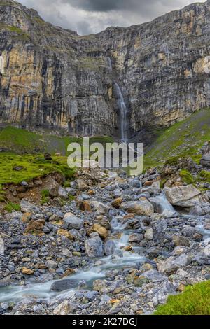 Typische Alpenlandschaft mit Wasserfällen, Schweizer Alpen bei Klausenstraße, Spiringen, Kanton Uri, Schweiz Stockfoto