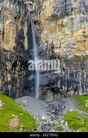 Typische Alpenlandschaft mit Wasserfällen, Schweizer Alpen bei Klausenstraße, Spiringen, Kanton Uri, Schweiz Stockfoto