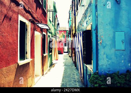 Straße mit bunten Gebäuden in Burano Insel, Venedig, Italien. Stockfoto