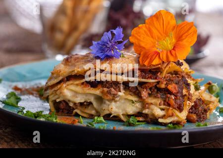 Lasagne auf einem blauen Teller Stockfoto