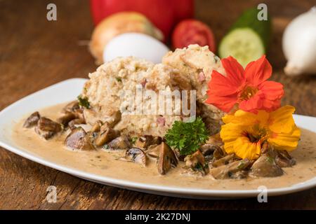 bayerischer Knödel mit Pilzsauce Stockfoto