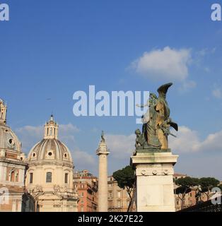 Kirche Santa Maria di Loreto und Statue vor Nationaldenkmal von Victor Emmanuel II, Rom, Italien Stockfoto