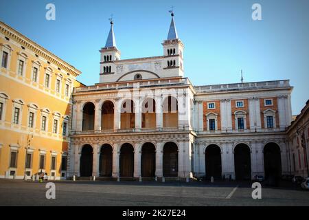 Der nördlichen Fassade der Basilika St. Johannes der Täufer auf dem Lateran-Hügel oder die Basilica di San Giovanni in Laterano, ein Taufbecken Stockfoto