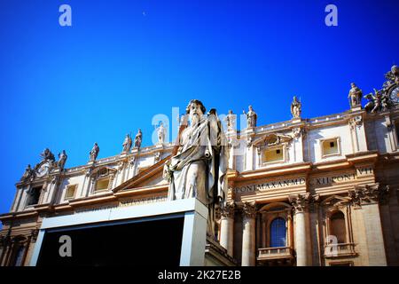 Statue des Heiligen Petrus vor der Basilika St. Peter Stockfoto