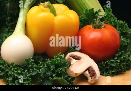 Zwiebeln, Paprika, Rotkohl, Sellerie, Pilze und Grünkohl Stockfoto