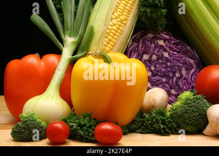 Zwiebeln, Paprika, Rotkohl, Sellerie, Pilze und Grünkohl Stockfoto