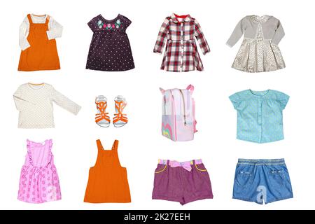Collage-Set aus Sommerkleidung für kleine Mädchen, isoliert auf weißem Hintergrund. Die Kollektion mit vielen stylischen Kleider, Jeansshorts, Schuhen, Shirts und einer Tasche. Frühlings- und Herbstmode für Kinder. Stockfoto