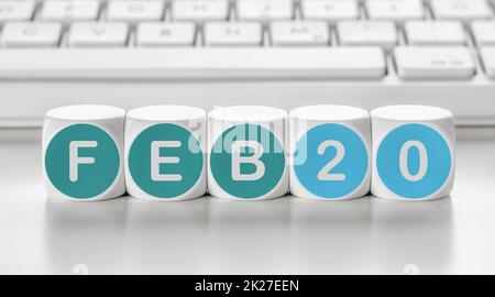 Buchstabenwürfel vor einer Tastatur - Februar 20 Stockfoto