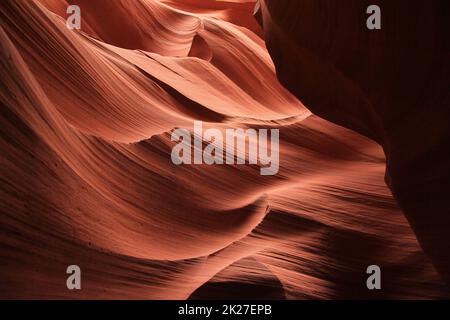 Unebenheiten und Wasserfälle an den Wänden der roten Felsen des Antelope Canyon Stockfoto