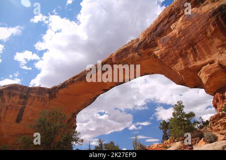 Nahaufnahme einer roten Felsbrücke im Natural Bridges National Monument Stockfoto