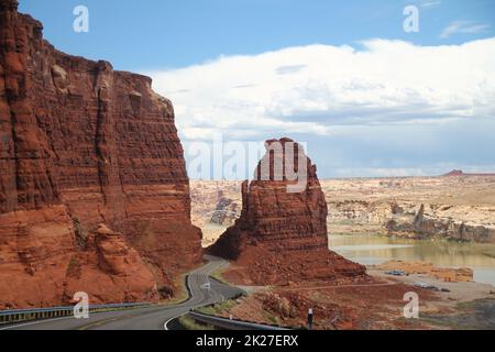 Die Asphaltstraße in Richtung Colorado River und Hite Overlook Stockfoto