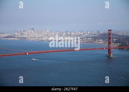 Die Schönheit von San Francisco hinter der roten Golden Gate Bridge an einem sonnigen Tag Stockfoto