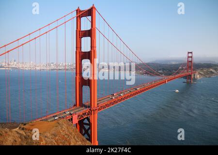 Nahaufnahme einer Säule der roten Golden Gate Bridge in San Francisco Stockfoto