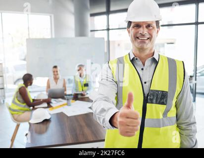 Daumen hoch, Leiter und Architektenteam arbeiten an Architekturdesign für ein Haus, ein Haus oder ein Wolkenkratzergebäude. Senior man, Manager oder Supervisor mit Stockfoto