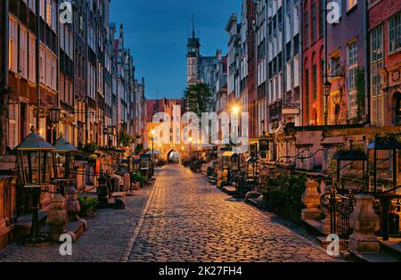 Polen - Abenddämmerung an der berühmten Mariacka-Straße in der Danziger Altstadt, farbenfrohe Häuser Stockfoto