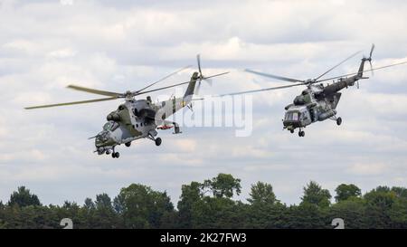 Tschechische Luftwaffe Mil Mi-24V Attack Helicopter & Mi-171Sh Combat - Transport Helicopter in der Luft auf der Royal International Air Tattoo 2022 Stockfoto