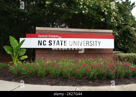 Raleigh, North Carolina, USA, 11. Juli 2022: Unterzeichnung der North Carolina State University auf dem Campus Stockfoto