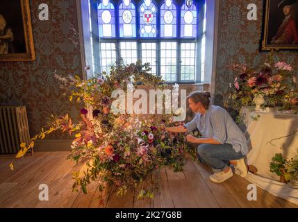 Twickenham, London, Großbritannien. 22. September 2022. Am 23.. Und 25.. September 2022 kehrt das Strawberry Hill House Flower Festival für 4. Jahre in Folge nach Twickenham zurück, wo die besten Blumen aus britischem Anbau, der schaumfreie, nachhaltige Blumenschmuck und die Designkreativität der führenden britischen Blumendesigner präsentiert werden. Das von Leigh Chappell und Janne Ford kuratierte Blumenfestival wird in diesem Jahr zum ersten Mal in Zusammenarbeit mit Flowers from the Farm, der preisgekrönten Mitgliedsorganisation, die sich für die Kunsthandwerker lokaler, saisonaler britischer Schnittblumen einsetzt, produziert. Kredit: Malcolm Park Stockfoto