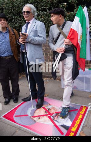 London, Großbritannien. 22. September 2022. Iraner in London protestieren vor der iranischen Botschaft, 16 Prince's Gate, London, SW7 1pt, gegen den Tod von Mahsa Amini. Rote Rosen auf einem Gedenktafel mit einem Foto von Mahsa Amini, auch bekannt als Jina Amini kurdischen Erbes, der jungen Frau, die während der Haft der Moralpolizei im Iran wegen eines angeblichen Verstoßes gegen die Vergeltung des Hijabs starb. Kredit: Peter Hogan/Alamy Live Nachrichten Stockfoto