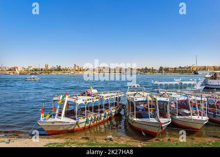 Günstig chartern Boote auf dem Nil Stockfoto