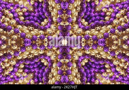 Abstrakter Hintergrund aus dem Kaleidoskop mit Gold- und violetten Perlen Stockfoto