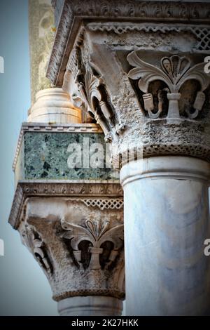 Die Spalten auf der Außenseite der Basilika Saint Mark am Piazza San Marco in Venedig, Italien Stockfoto