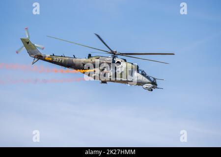 Tschechische Luftwaffe Mil Mi-24V Angriff Hubschrauber in der Luft auf der Royal International Air Tattoo 2022 Stockfoto