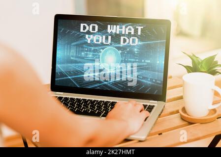 Schild mit der Anzeige „Do What You do“ (Was tun Ein Wort, das darauf geschrieben wurde, kann Dinge, die er erreichen möchte, dazu bringen, dass er neben Coffe Becher und Plant Working From Home auch auf dem Laptop tippen kann. Stockfoto