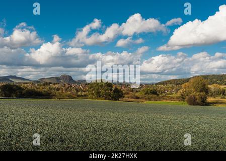 Hegau-Landschaft mit Hohenstoffeln, Hohentwiel und Hohenkraehen am Horizont Stockfoto