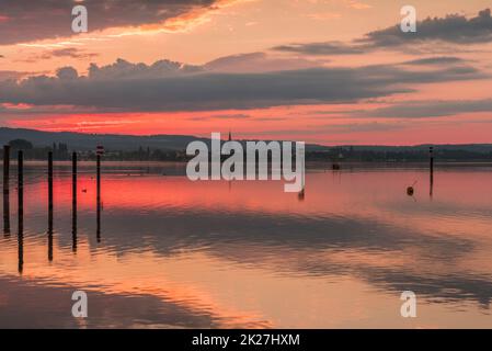 Sonnenaufgang über dem Bodensee, Radolfzell, Baden-Württemberg, Deutschland Stockfoto