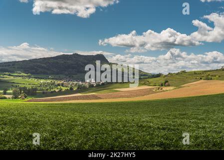 Der Vulkan Hohenstoffeln und das Dorf Weiterdingen in Hegau, Landkreis Konstanz, Baden-Württemberg, Deutschland Stockfoto