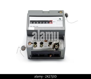 Beschädigter Stromzähler. Stockfoto