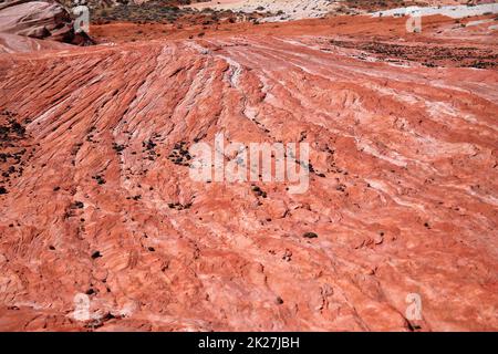 Die rot-weißen Wellen auf dem erodierten Feld im Valley of Fire State Park Stockfoto