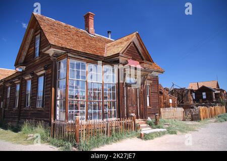 Die Fenster der verlassenen Apotheke der Bodie-Geisterstadt in der Wüste Stockfoto