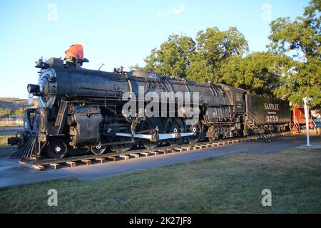 Die schwarze Dampflokomotive auf der Route 66 bei Kingman Stockfoto