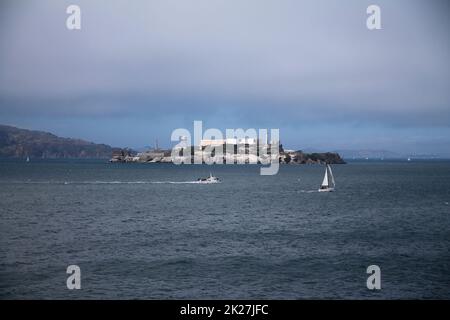 Segeln vor der berühmten Insel Alcatraz in der Bucht von San Francisco Stockfoto