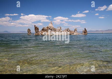 Die Insel Pahoa wird durch vulkanische Tufatürme und Hoodoos am Mono Lake im Osten von Kalifornien geschaffen Stockfoto