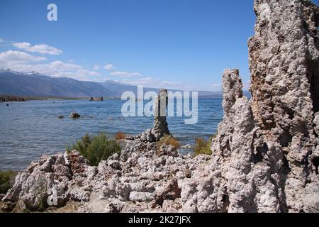 Vulkanische Tufatürme und Hoodoos am Mono Lake im Osten von Kalifornien Stockfoto