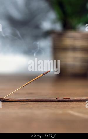 Begriff des langsamen Lebens und Achtsamkeit. Aromatischer Saldanholz-Weihrauch-Schwelstab. Brennende Kerze. Aromatherapie-Praxis. Frieden und Ruhe finden. Spirituelles Ritual zu Hause Stockfoto