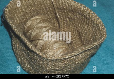 Jutennadel. Handgefertigter Strickkorb. Häkelverfahren Stockfoto